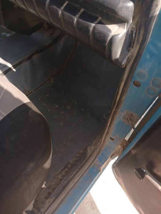 Furgon moshina sotiladi