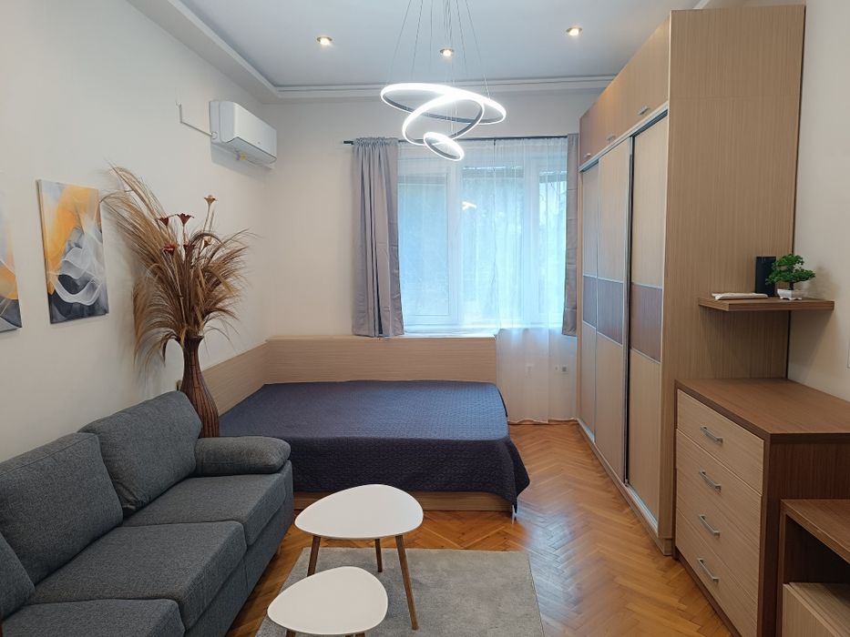 Дава се под наем Тристаен апартамент в Варна, Централна поща - 75 кв.м за 600 € - Снимка #1