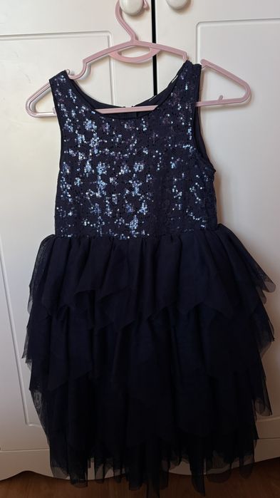 Официална рокля и анцуг на Найк