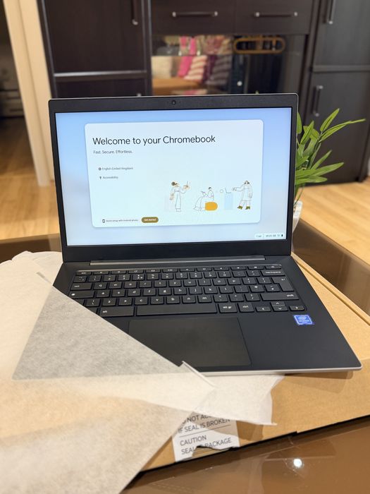 Samsung Galaxy Chromebook Go (Nou) - Ecran 14" HD, Silver, Ideal pentru Școală/Office