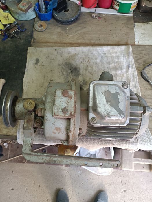 Продам электродвигатель от швейной машинки Зингер.