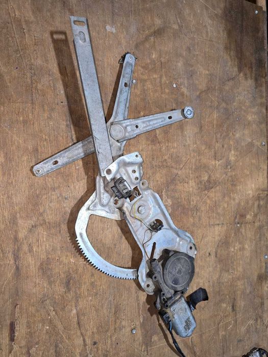 Стеклоподьемник передний левый 
БМВ Е34
BMW E34