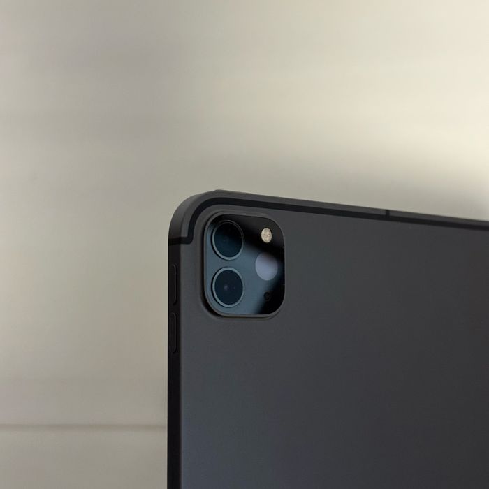 РАБОТЕЩ iPad Pro M1 12.9 Celluar 256 (за части)