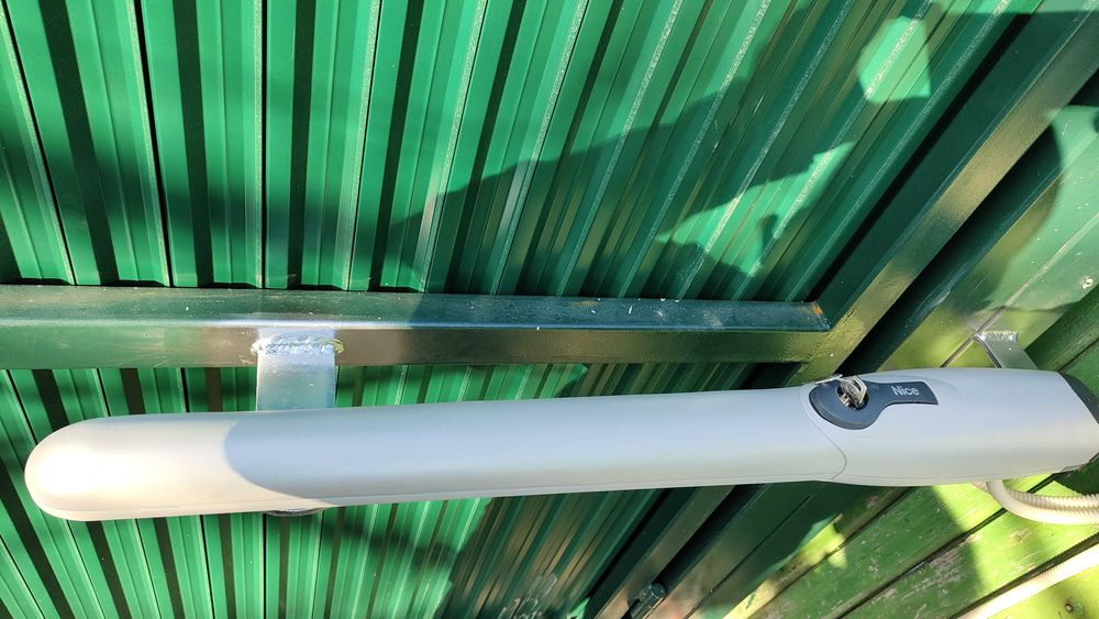 Montaj usi garaj sectionale, automatizari porti, preturi producator