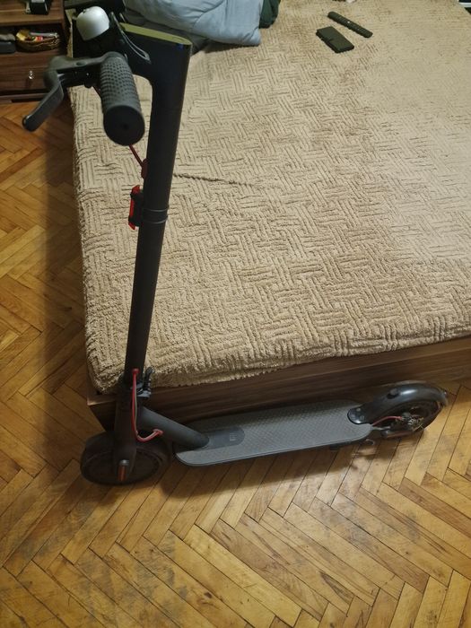 Xiaomi Mi M365 тротинетка с малък проблем.