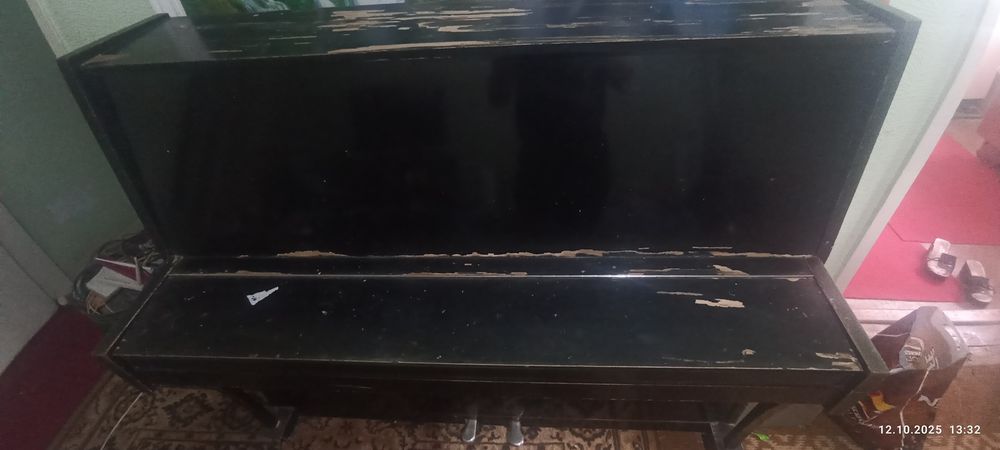 Pianino sotiladi 2ta pedalli rangi qora Kuban narxi 200 000 kami bor