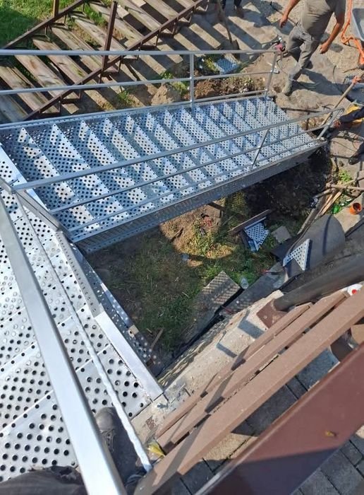 Scara metalica zincata de exterior la casa