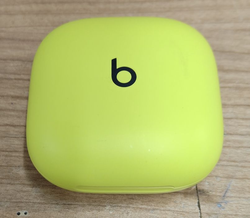 Beats Fit Pro, carcasă și cască dreapta