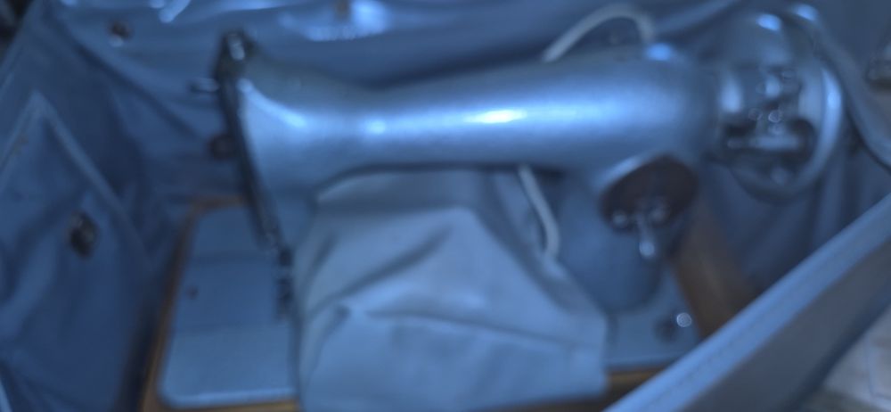 Vând doua Masini de cusut