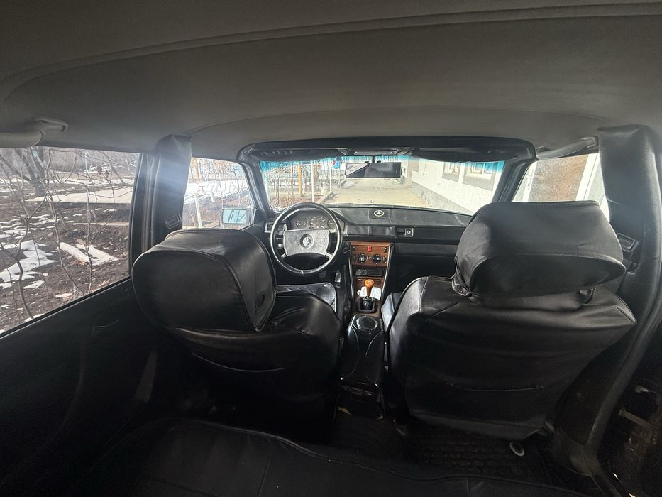 Мерседес бенз 124 седан