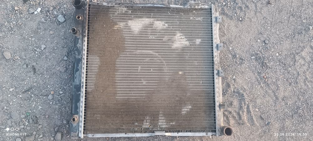 Продам радиатор охлаждения двигателя основной Мерседес 124 АКПП с конд