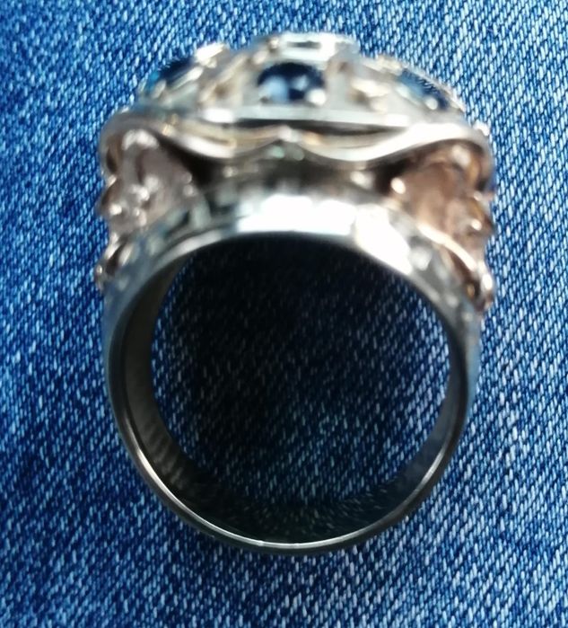 Перстень с сапфирами.