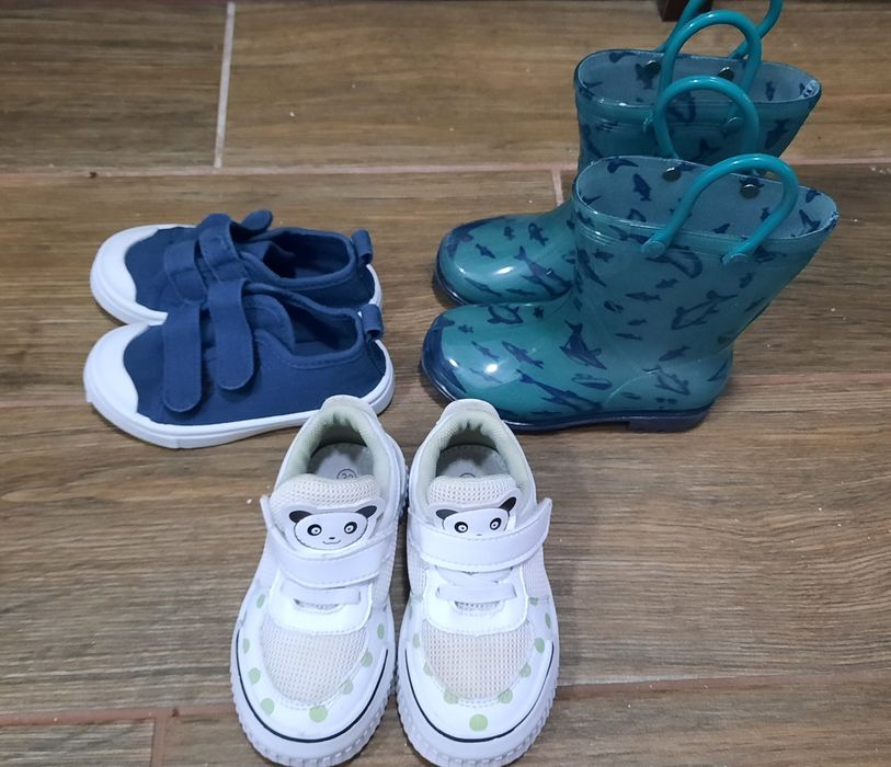 Три чифта детски обувки
