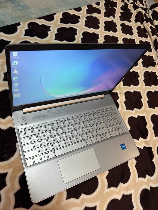 laptop HP 15s-fq2xxx, i3 gen 11, impecabil , slim