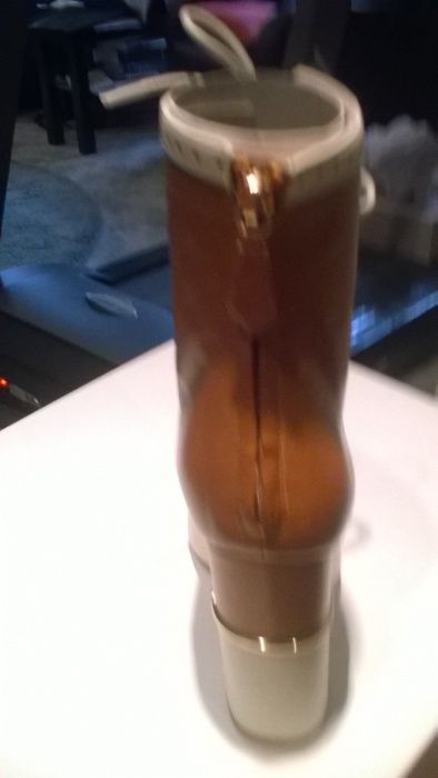 Ghete , Botine piele maro-alb POLLINI marimea 35 pret redus la 300 eur