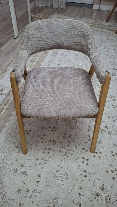 Стулья-кресло мягкие.