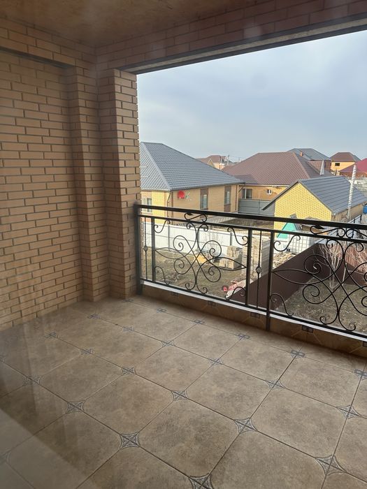 Продам  трехуровневый коттедж