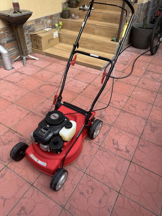 Masina tuns iarba pe benzina