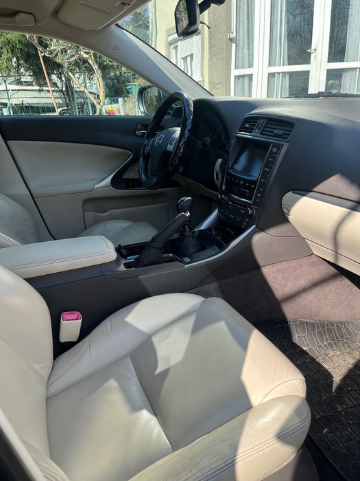 Vând Lexus IS200 D