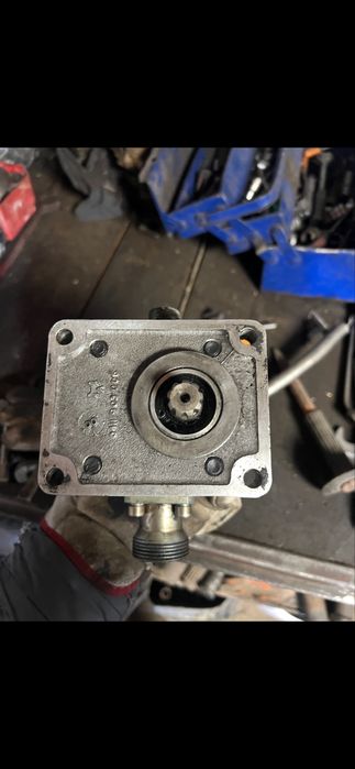 De vanzare diferite pompe hidraulice pentru utilaje sau excavatoare