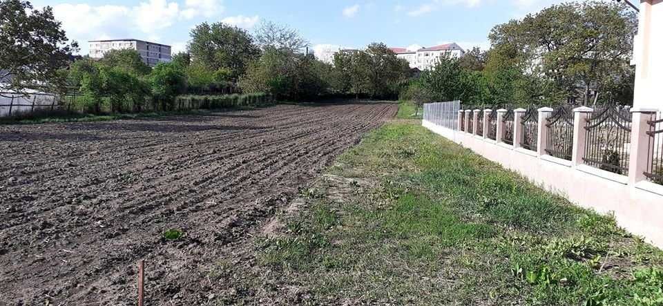 Teren intravilan centru Husi zona linistita, centrala, ideala ptr casa