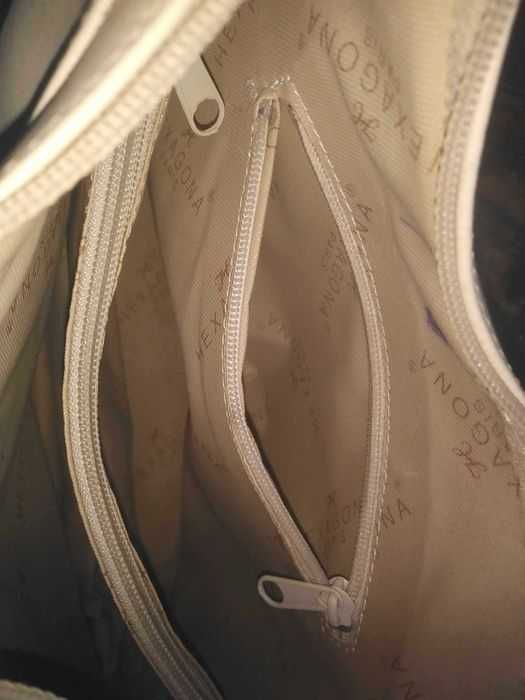 Geanta /Poseta originala Hexagona Paris, foarte frumoasa, din piele naturala calitativa, stare impecabila, este noua fara eticheta, preti