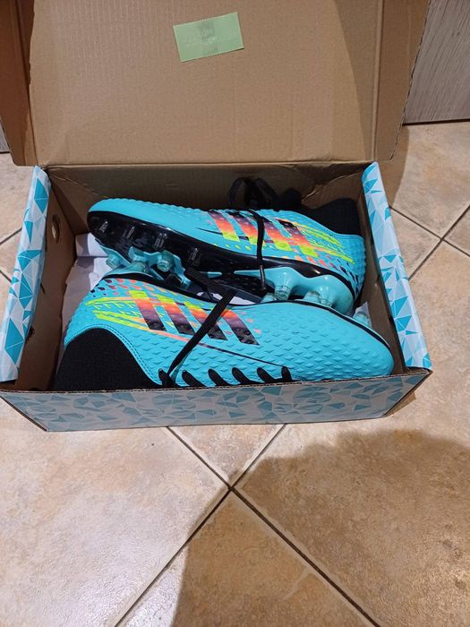 Чисто нови футболни обувки с бутони/калеври/