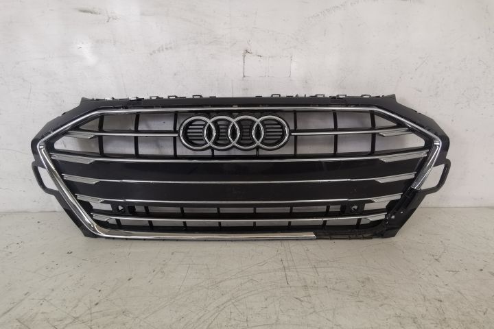 Ауди А4 / Audi A4 Оригинална централна решетка на радиатора в добро съ