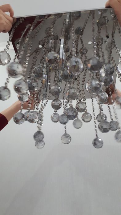 Красивая хрустальная люстра