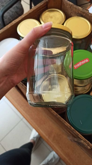 Продавам буркани Омния