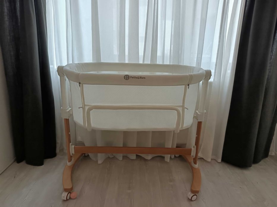 Pătuț bebe alb cu inserții de vara