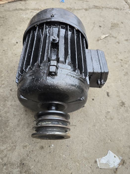 Vând motor 380 cu 2 turati dupa o freza fus 200