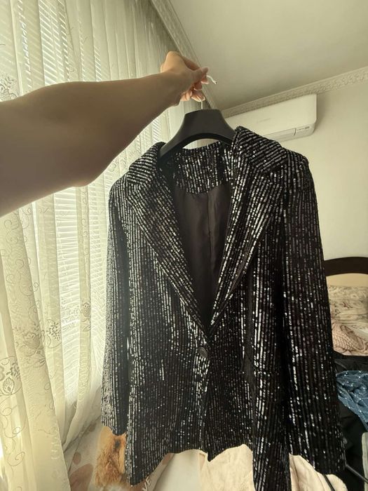 Блестящо бутиково сако.