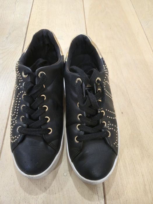 Оригинални обувки на Guess