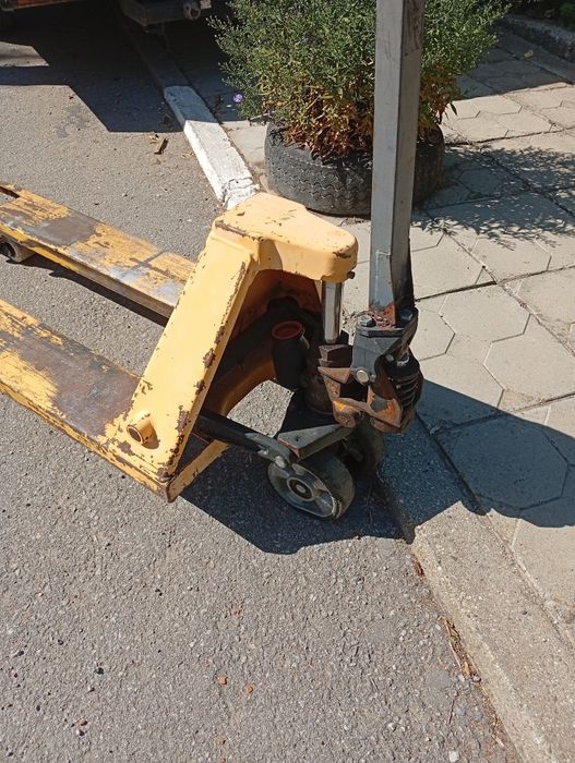 Палетна количка работеща