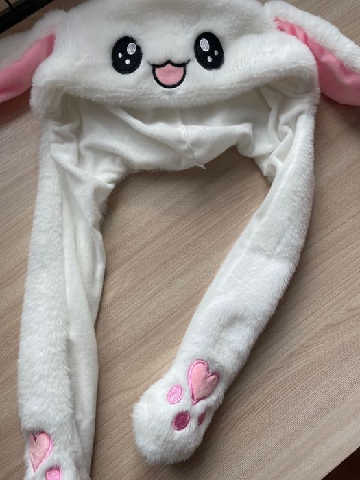 белая шапка с ушками