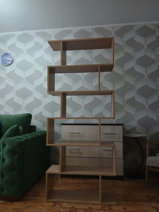 Открытый стеллаж для книг и декора