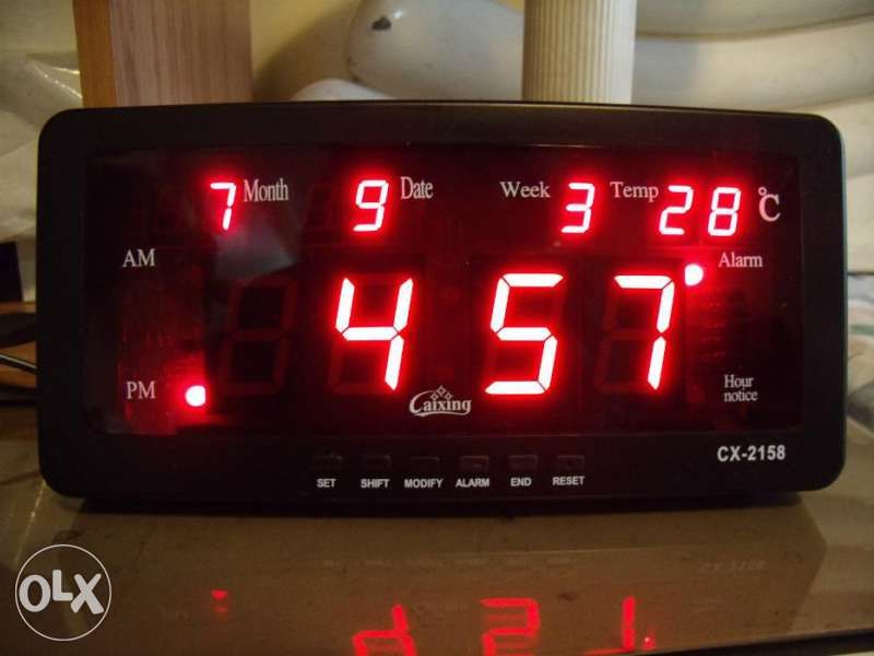 LED електронен часовник с големи цифри. Показва час, дата и температу