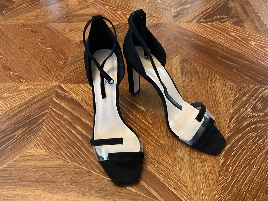 Босоножки на каблуке