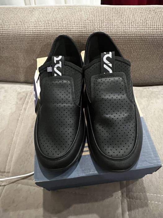 Продам новые школьные кроссовки для мальчика