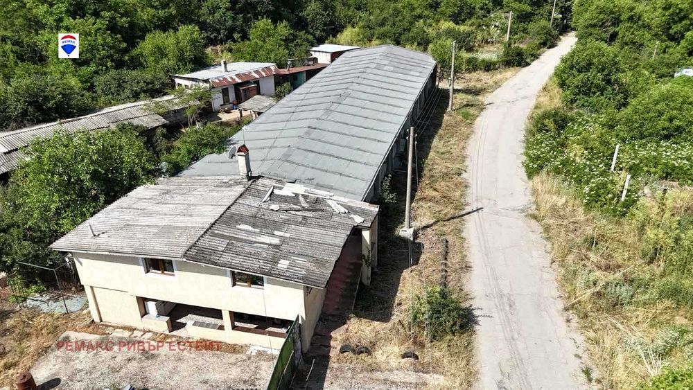 Дава се под наем Промишлена сграда в Русе, Средна кула - 656 кв.м за 1020 € - Снимка #1