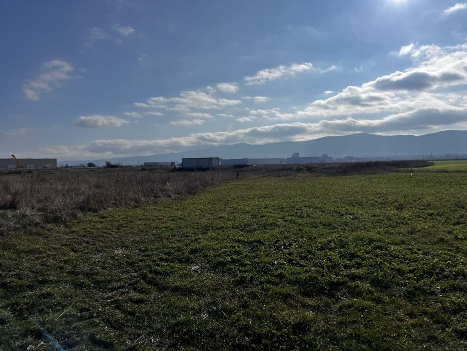 Продавам парцел Равно поле