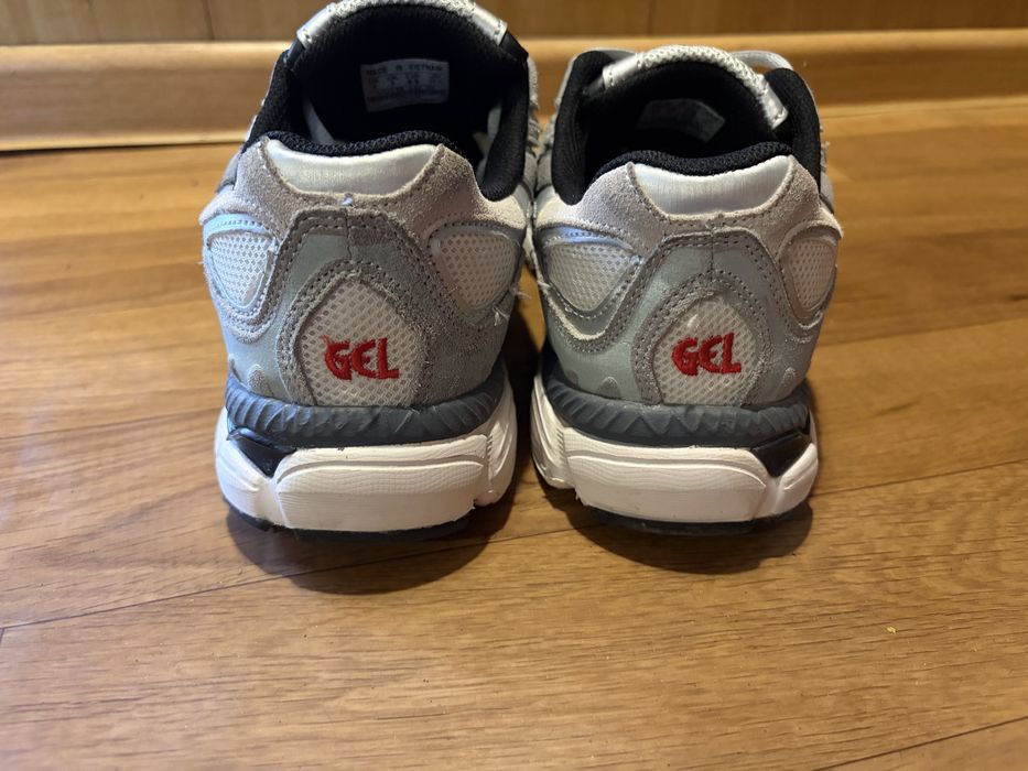 Продам кроссовки asics