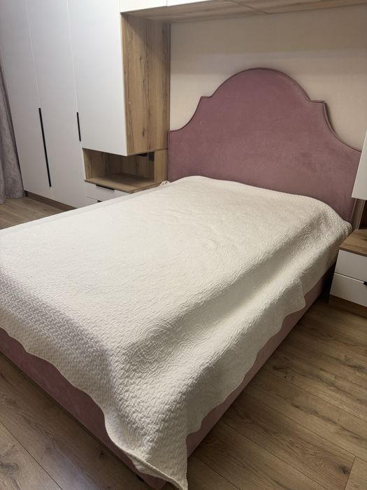 Двуспальная кровать