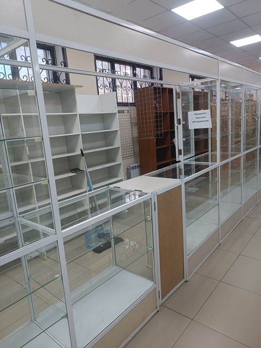Продам б/у торговое оборудование (витрины)