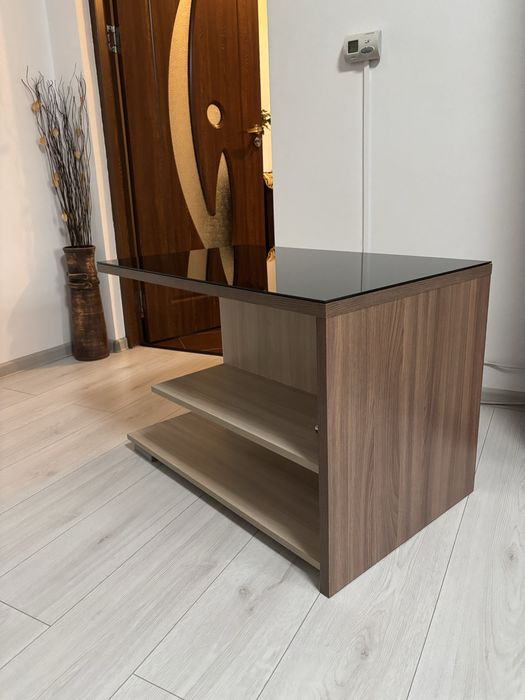 Masa din lemn cu sticla neagra