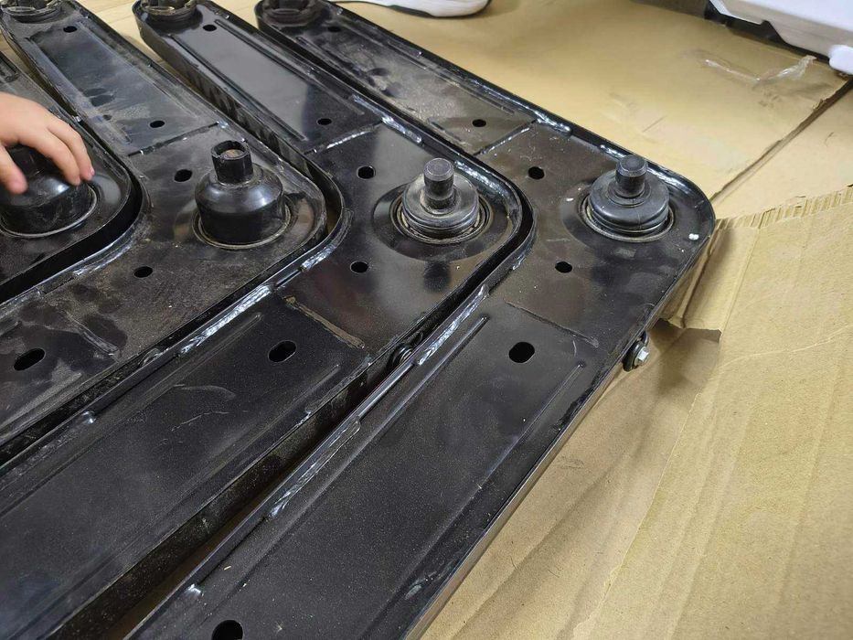 Задни горни носачи за Jeep Cherokee KJ 2001–2008 – 52088901AC – нов
