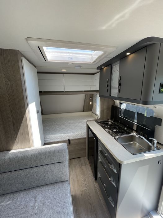 Rulotă nouă premium Hobby OnTour 390Sf pentru 4 persoane