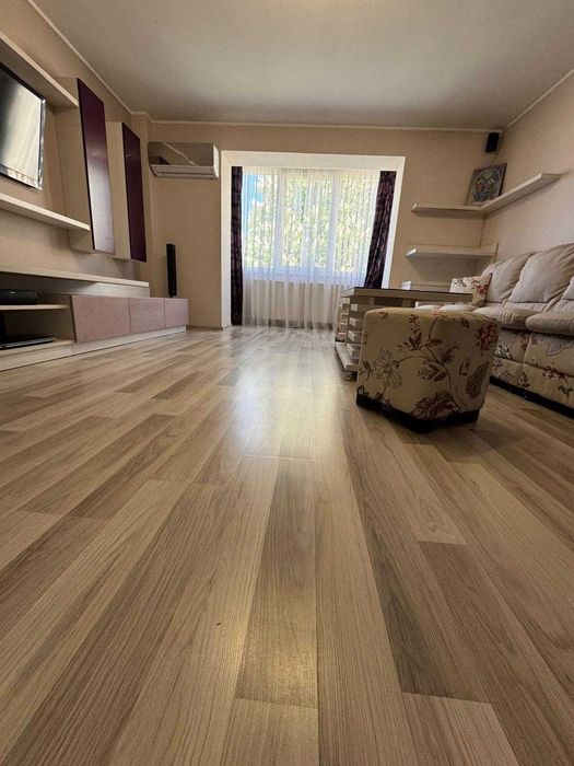 PERSOANĂ FIZICĂ  ---  Vând Apartament cu 3 camere, decomandat, etaj intermediar, 68 mp + acces privat la 100 mp spațiu depozitare