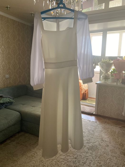 Белое платье из матового атласа и шифона